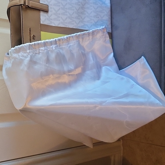 Michael Kors Shoulder Bag with Charm NWOT - Picture 12 of 13